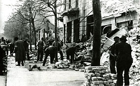 Jews forced to clear the ruins in Belgrade